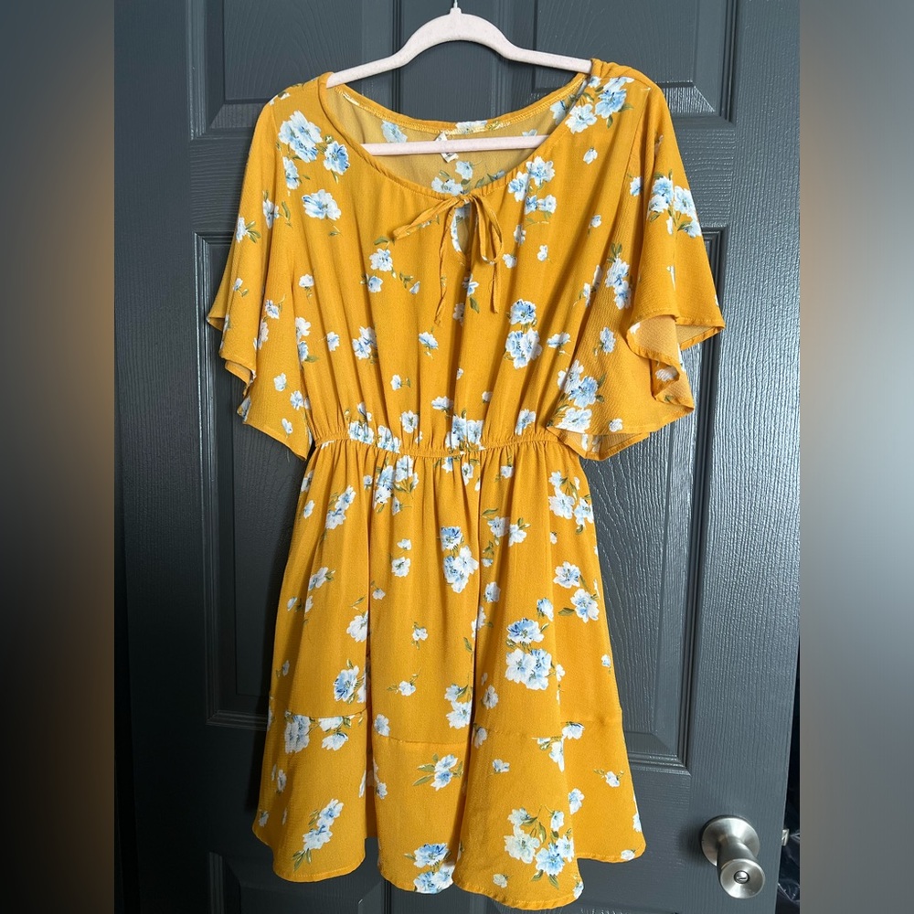 Beautiful flutter sleeve dress Large